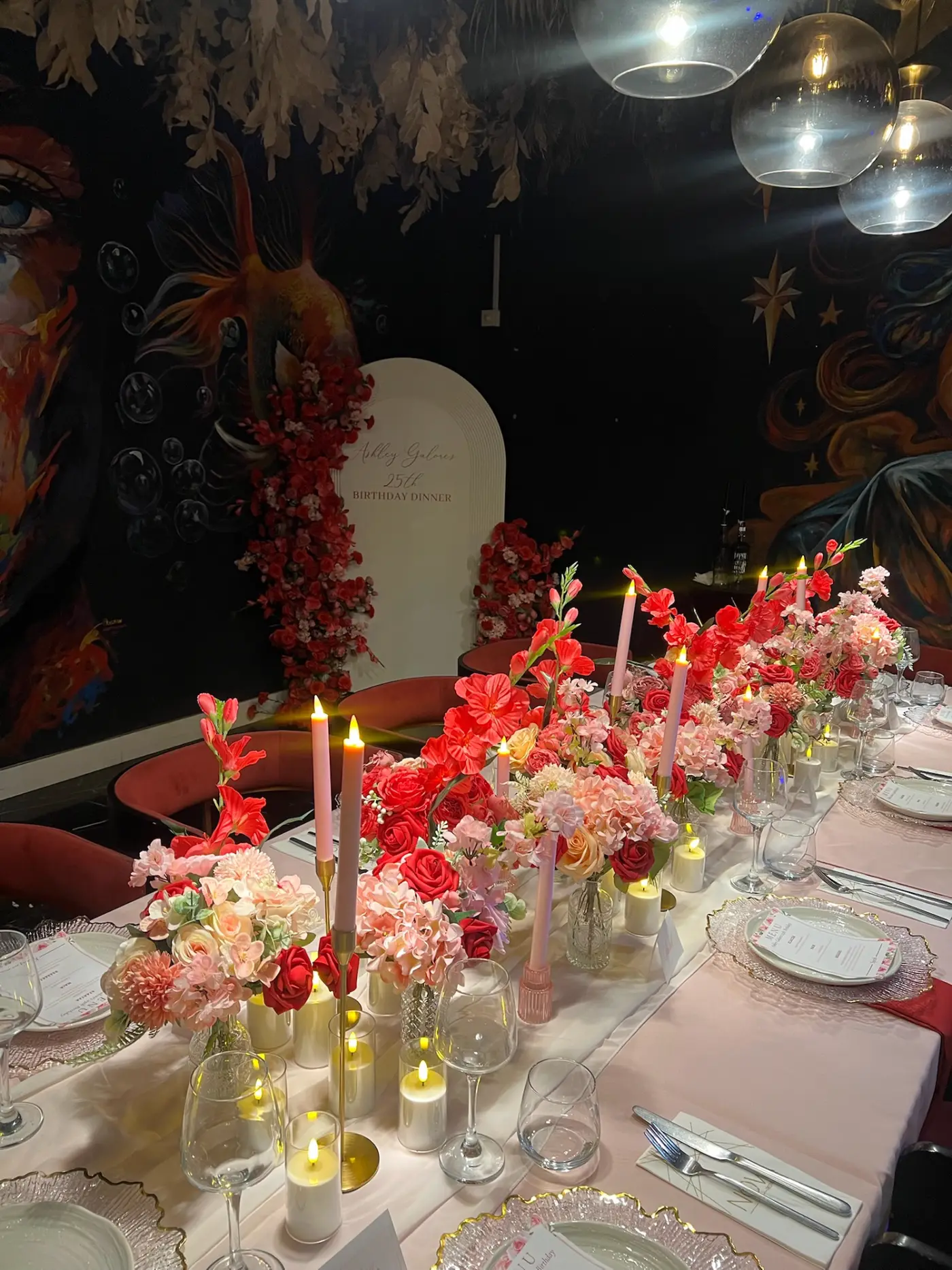 Red roses, pink hydrangeas and gladioli down the table