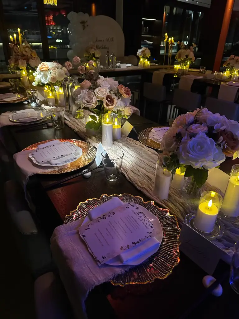 Gold charger plates and glassware styling